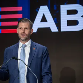 إريك ترمب يتحدث خلال مراسم إدراج شركة "أميركان بتكوين" في بورصة ناسداك يوم 16 سبتمبر 2025 - بلومبرغ