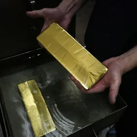 سبائك من الذهب - المصدر: بلومبرغ