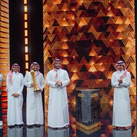 ولي العهد السعودي يسلم كأس العالم للرياضات الإلكترونية لفريق "فالكونز" - الشركة