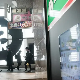 مشاة يمرون أمام متجر "ساكورا إكستشينج بتكوين" في حي شيبويا، طوكيو، اليابان - المصدر: بلومبرغ