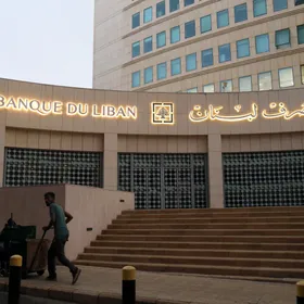 رجل يدفع عربة أمام مقر مصرف لبنان في بيروت، لبنان - بلومبرغ