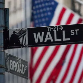 لافتة تشير إلى "وول ستريت" - المصدر: بلومبرغ