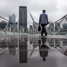 رجل يسير على جسر سيؤول باتجاه حي يؤويدو المالي، سيؤول، كوريا الجنوبية - بلومبرغ