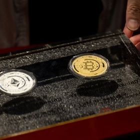 رموز توضيحية لعملتي "بتكوين" و"إيثر" خلال حفل إدراج صناديق الاستثمار المتداولة الفورية لـ"بتكوين" و"إيثر" الصادرة عن إدارة الأصول الصينية في بورصة هونغ كونغ في هونغ كونغ، الصين - المصدر: بلومبرغ