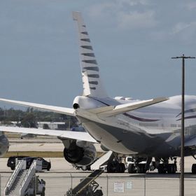 موكب الرئيس الأميركي دونالد ترمب متوقف بجوار طائرة بوينغ 747-8 قطرية، كان ترمب يتجول بها في ويست بالم بيتش بولاية فلوريدا في الولايات المتحدة في 15 فبراير 2025 - رويترز 