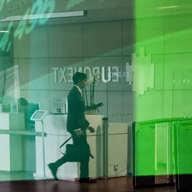 شخص يمر بمدخل بورصة يورونكست في حي الأعمال لا ديفانس في باريس، فرنسا - بلومبرغ