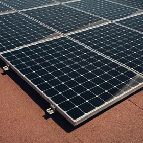 ألواح طاقة شمسية - المصدر: بلومبرغ