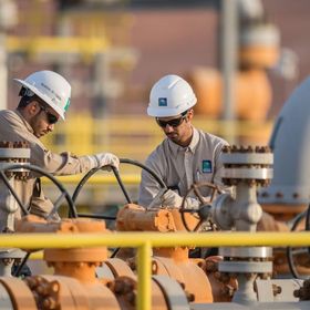 مهندسان في ميدان العمل في أحد مشاريع شركة أرامكو السعودية في المنطقة الشرقية من المملكة - المصدر: بلومبرغ