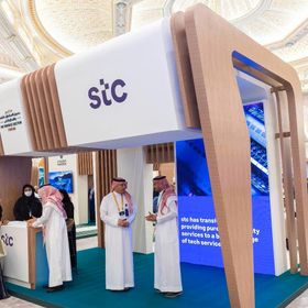 موظفون وزوار في جناح stc خلال منتدى صندوق الاستثمارات العامة والقطاع الخاص في الرياض، المملكة العربية السعودية، 7 فبراير 2024 - الشرق