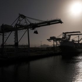 رافعة شحن في ميناء أوكلاند، كاليفورنيا، الولايات المتحدة - المصدر: غيتي إيماجز