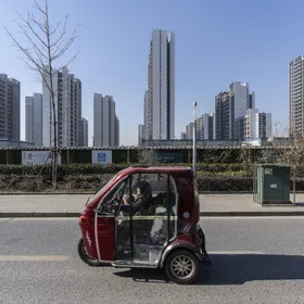 مركبة صغيرة تعبر طريقاً في تشنغتشو، الصين - بلومبرغ