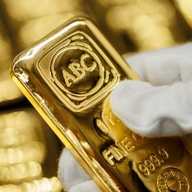 سبيكة ذهب في مصفاة "إي بي سي" للذهب في سيدني - بلومبرغ