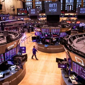 متداول في قاعة بورصة الأسهم بنيويورك، أميركا. - المصدر: بلومبرغ