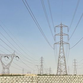 أبراج كهرباء ضغط عالٍ جنوب العاصمة المصرية القاهرة - المصدر: بلومبرغ