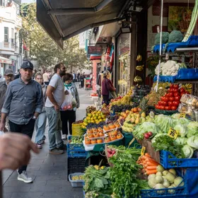 سوق خضار وفواكه في أحد شوارع تركيا، حيث يتجمع السكان المحليون للتبضع. - بلومبرغ