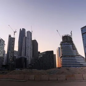 موقع بناء بجوار ناطحات السحاب على الأرض المحيطة بمركز الملك عبد الله المالي في الرياض، المملكة العربية السعودية - المصدر: بلومبرغ