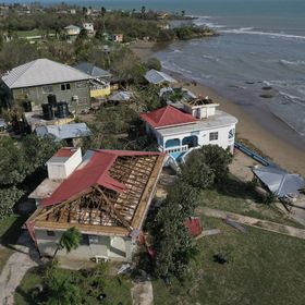 منظر جوي لمنزل حيث تضرر السقف عندما مر إعصار "بيريل" عبر المنطقة في 04 يوليو 2024 في أبرشية سانت إليزابيث، جامايكا - بلومبرغ