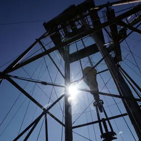 منصة حفر النفط في موقع معالجة وحفر حقول النفط والغاز الذي تديره شركة "أوكرانافتا" (Ukrnafta) في بوريسلاف، منطقة لفيف، أوكرانيا - المصدر: بلومبرغ