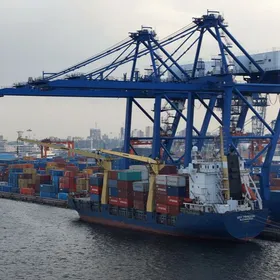 مشهد عام لحاويات في ميناء الإسكندرية، مصر - المصدر: بلومبرغ