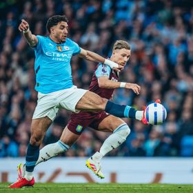 عمر مرموش، لاعب مانشستر سيتي، وماتي كاش، لاعب أستون فيلا، خلال مباراة الدوري الإنجليزي الممتاز بين مانشستر سيتي وأستون فيلا على ملعب الاتحاد، مانشستر، إنجلترا 22 أبريل 2025 - فيسبوك