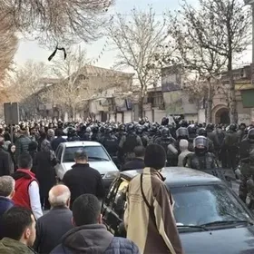 صورة نشرتها شبكة "إيران إنترناشيونال" عن جانب من احتجاجات مناهضة للحكومة في إيران - الشرق