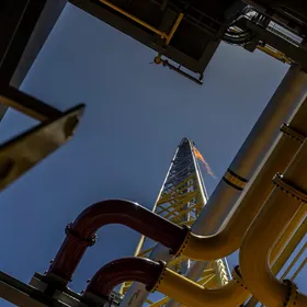 أنابيب مياه وغاز ونفط ومشعلة غاز - بلومبرغ