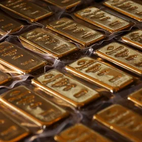 مجموعة من سبائك الذهب معروضة للبيع في أحد المتاجر - المصدر: بلومبرغ