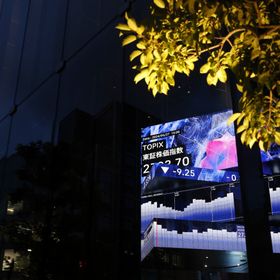 لوحة أسهم إلكترونية مضيئة تُظهر مؤشر توبكس معروضاً داخل مبنى (Kabuto One) في طوكيو، اليابان - بلومبرغ