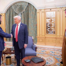 الرئيس السوري أحمد الشرع يصافح الرئيس الأميركي دونالد ترمب بحضور ولي العهد السعودي الأمير محمد بن سلمان في الرياض، 14 مايو 2025 - الشرق