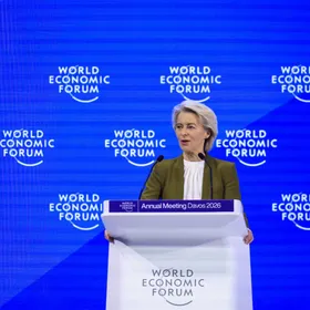 رئيسة المفوضية الأوروبية أورسولا فون دير لاين تتحدث في "دافوس" في 20 يناير 2026 - بلومبرغ