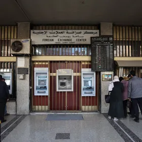 أشخاص يصطفون أمام جهاز صراف آلي تابع لأحد البنوك في العاصمة السورية دمشق - رويترز 