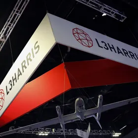 شعار شركة "إل 3 هاريس تكنولوجيز" في أحد المعارض، الولايات المتحدة - بلومبرغ