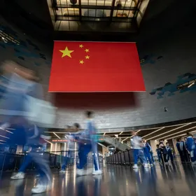 مجموعة من الطلاب يمرون أمام علم الصين في متحف شنزن للعلوم والتكنولوجيا، شنزن، الصين - بلومبرغ