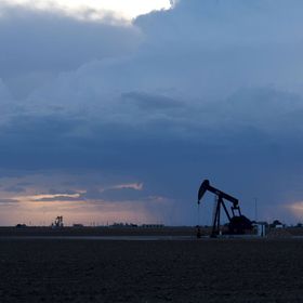 مضخة في أحد حقول النفط في ميدلاند بولاية تكساس الأميركية في أغسطس 2018. تقول شركة "هاليبيرتون" إن تزايد أعداد حقول النفط الصخري، بات أكثر وضوحاً بين شركات الحفر التي تستحوذ على نحو 60% من الحفارات البرية في الولايات المتحدة - المصدر: بلومبرغ
