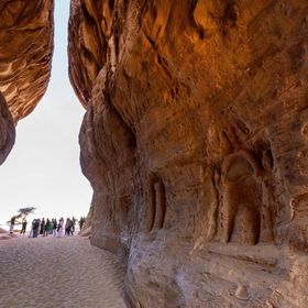 سياح يزورون موقع الحجر الأثري بالقرب من مدينة العلا شمال غرب المملكة العربية السعودية. - المصدر: بلومبرغ