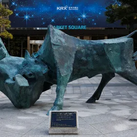 مجسم لثور داخل بورصة كوريا الجنوبية في سيؤول - بلومبرغ