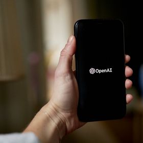 شعار "أوبن إيه آي" على هاتف ذكي - بلومبرغ