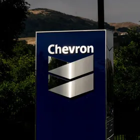 لافتة تحمل شعار "شيفرون" بمدخل مقر "شيفرون بارك" الجامعي في سان رامون، كاليفورنيا، الولايات المتحدة - المصدر: بلومبرغ