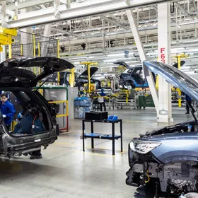 عمال على خط تجميع سيارات كهربائية في مصنع شركة "بي واي دي" بمدينة تشنغتشو، مقاطعة خنان، الصين - بلومبرغ