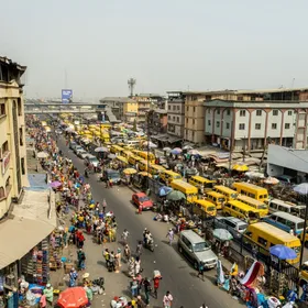 ازدحام سيارات الأجرة في شارع نامدي أزيكيوي بجوار سوق إدوموتا في لاغوس نيجيريا يوم الخميس 6 يناير 2022. - المصدر: بلومبرغ