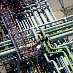 خطوط أنابيب النفط في مصنع معالجة النفط الصخري "فيرو كيميا غروب" بمنطقة كوتلا يارفي في إستونيا - المصدر: بلومبرغ