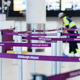 مكاتب تسجيل المسافرين خالية في مطار إدنبره بعد تعليق جميع الرحلات الجوية - بلومبرغ