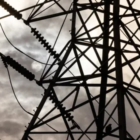 تظهر الشمس خلف خطوط الكهرباء في كارولاينا الجنوبية، الولايات المتحدة. 28 يوليو 2025 - بلومبرغ