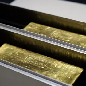 سبائك الذهب المخزنة داخل قبو الذهب في قبو (The Reserve)، الذي تديره شركة (Silver Bullion Pte Ltd)، في سنغافورة - بلومبرغ
