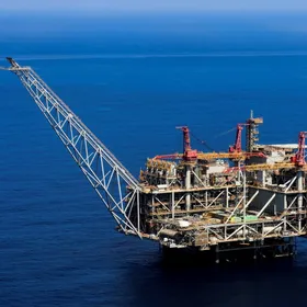 منصة إنتاج بحرية في حقل "ليفياثان"، أكبر  حقول الغاز في إسرائيل، قرب خليج حيفا - المصدر: بلومبرغ