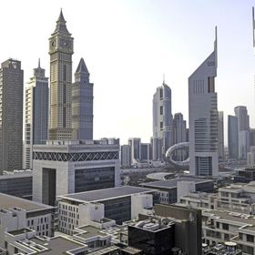 مبنى البوابة، يسار الوسط، في مركز دبي المالي العالمي (DIFC) في دبي، الإمارات العربية المتحدة  - المصدر: بلومبرغ