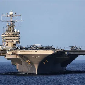 حاملة الطائرات الأميركية "يو إس إس أبراهام لينكولن" في عرض البحر - Getty Images
