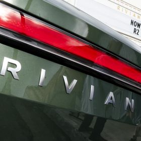 شعار "ريفيان" على سيارتها الكهربائية موديل "R1T"  في لاغونا بيتش، كاليفورنيا، الولايات المتحدة - المصدر: بلومبرغ