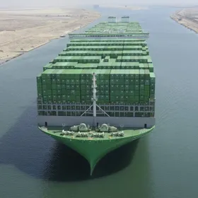 سفينة شحن حاويات تجارية ضخمة تشق طريقها في قناة السويس - المصدر: بلومبرغ