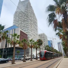 عربة "ترامواي" تمر وسط القطب المالي للدار البيضاء، المملكة المغربية. المقر بمثابة مركز مالي للمملكة ويضم مقرات شركات محلية وعالمية. - المصدر: بلومبرغ